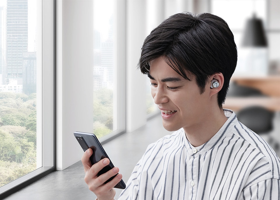 送話時も受話時もノイズを除去して通話が可能な「Voice Focus AI」を新搭載。AIが自動的に人の声を認識して、環境ノイズを除去します。