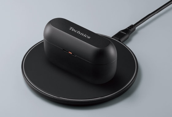 ワイヤレス充電規格「Qi」に対応。別売の充電台に充電ケースを置くだけで自動的に充電が行えます。